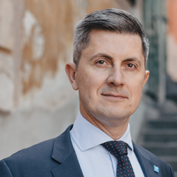 Eurodeputatul USR Dan Barna, critici acide la adresa lui George Simion după scena cu tortul în forma Groenlandei: „O prosteală de copil iresponsabil”