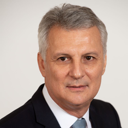 Zamfir (PSD): „De ce taci mâlc, Ilie? Asumă-ți că te-ai întâlnit cu președinta CCR înainte de ședința de luni în care se judecă soarta lui Fritz! […] Pentru tine, Ilie, biroul președintelui Senatului e casă conspirativă?”